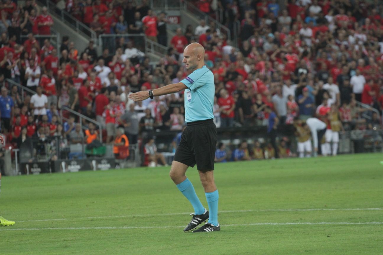 השופט הצרפתי מורה לפנדל. הרבה בזכות הקהל (צילום: בן בודה)